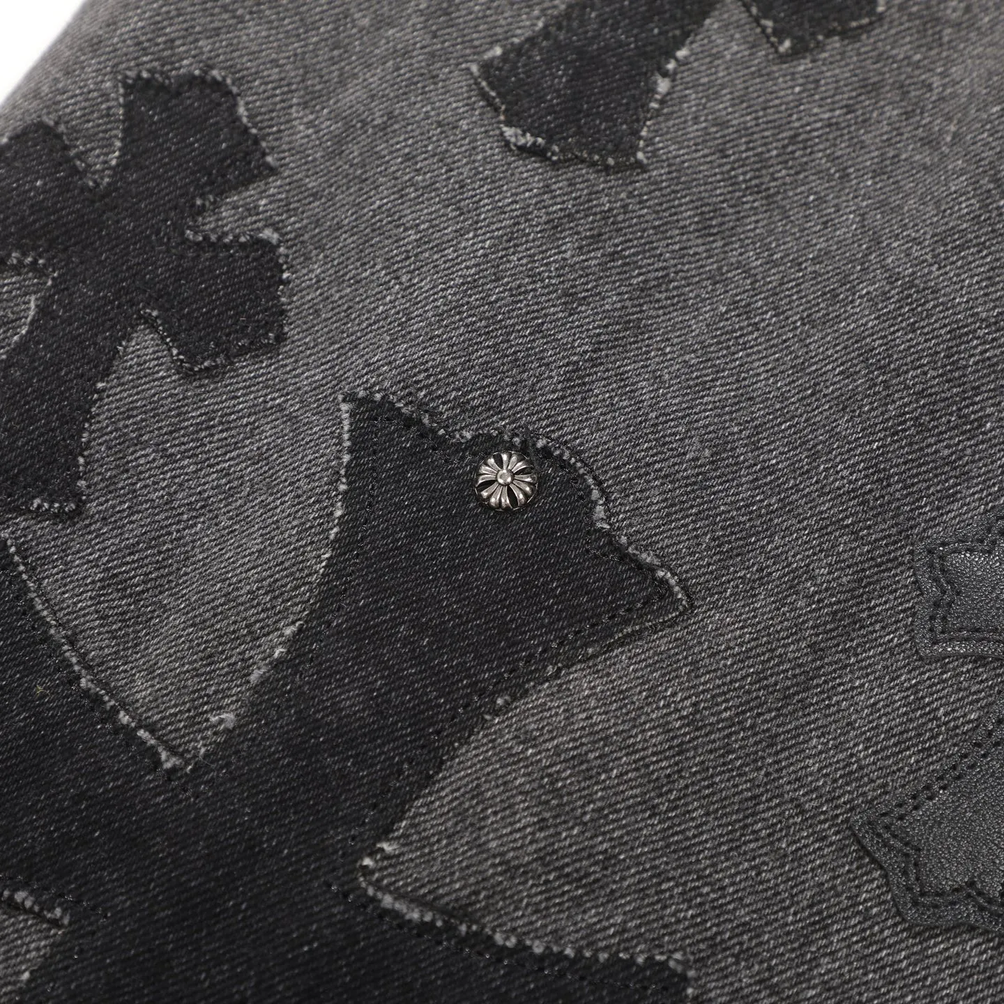 P300 CH Chromehearts black cross-stitched leather black and gray heavy-duty cow king jeans, cabinet price 74W level, patchwork cross pattern embellishment, washed jeans! ! An absolutely high-end luxury product, a 1.9W-level god-level single product, a super popular product, made by top heavy industry, a magic weapon that cannot be missed! [About Zangyin] This is an extremely luxurious fashion brand that can also be called the aristocracy of the high street. It has always been an exclusive brand for some hipsters or rich second generations. Compared with ordinary high streets, it is more luxurious and noble. Compared with luxury brands, it is more fashionable and individual. It has always been a brand that I have a special liking for. [Top heavy industry fashion design] Consistently high-street luxury style. Speaking of this style, the Zangyin family and GU family are definitely the leading representative brands. Especially the Zangyin family has really achieved a state-of-the-art effect in creating high-street style. The unique washed material is used to create this style. The color system is already quite eye-catching. After it is decorated with patchwork cross flowers, it cleverly highlights the charm of the brand. Secondly, this style uses classic The high-waist cutting design highlights the long legs and fashionable temperament of the upper body. The brand is highly recognizable and the slim fit configuration is more suitable for daily wear. It is a product that interprets personality, fashion, and specifications at a glance. This single product is enough to make any fan excited. It can be a white T-shirt for a youthful college style, or a tight suspender for a royal style. It has strong matching ability and can be easily controlled by men.  [Materials and craftsmanship] Needless to say, this point goes without saying. As an excellent craftsman brand, Zangyin’s requirements for details and craftsmanship are really perfect. The washed color of this model has gone through so many processes, not to mention the embellishment of denim appliques. It is also purely hand-made and sewn. Just like what they believe in, only hand-made things have soul and have the meaning of wear. A top-notch heavy-duty fashionable denim item, I look forward to your perfect interpretation! !  Color: black gray Size: 28-36